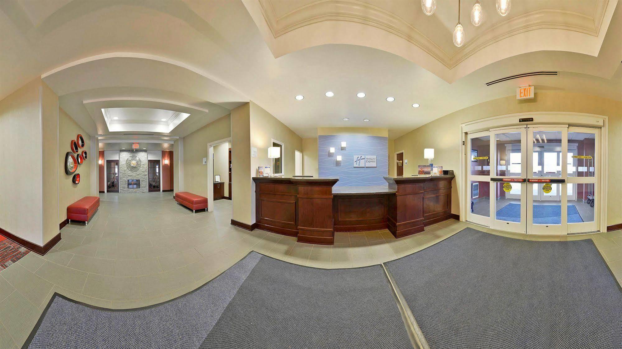 Holiday Inn Express & Suites Utica By Ihg Exterior foto